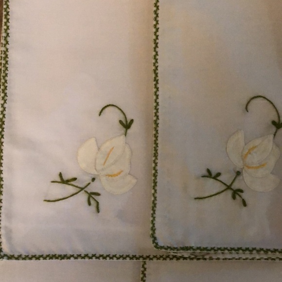 Vintage NWOT EMBROIDERED NAPKINS - Picture 2 of 3
